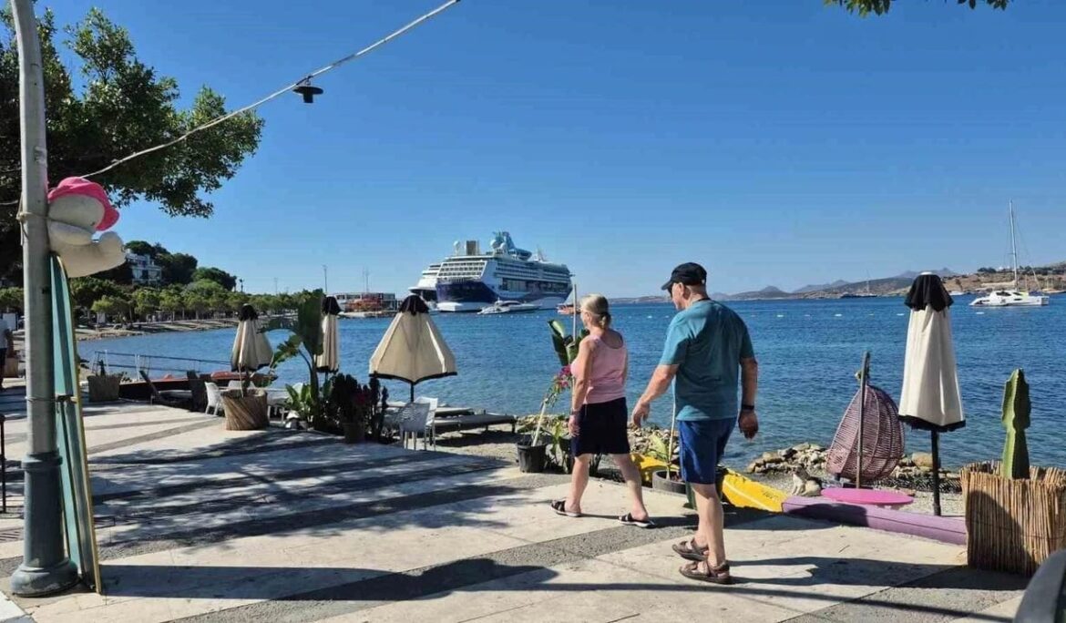 Bodrum’da iki gemiyle 2 bin 888 yolcu geldi