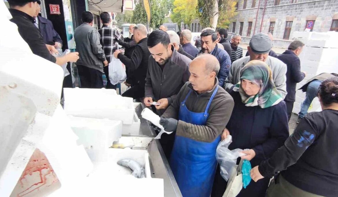Kars’ta palamut yoğunluğu: Tanesi 50 liradan satıldı, balıkçılarda kuyruk oluştu